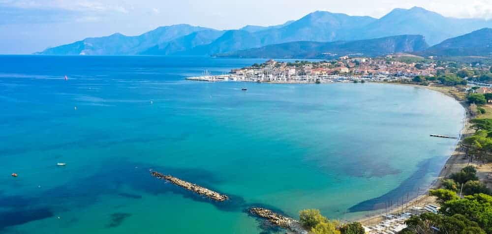 Plage de la Roya proche de notre camping en Haute-Corse